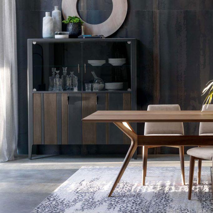 Vetrina-DOMINO-2-ante-vetro-2-ante-legno-multicolor-finitura-ANTRACITE-e-GRIGIO-ante-vetro-TRASPARENTE_ambientata@2x-1024x683-xxx